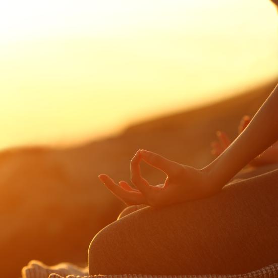 Billede fra Colourbox af en person i yogastilling