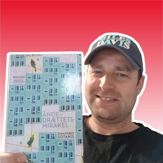 Bibliotekar Lars Simonsen med romanen "Åndedrættets mirakel"