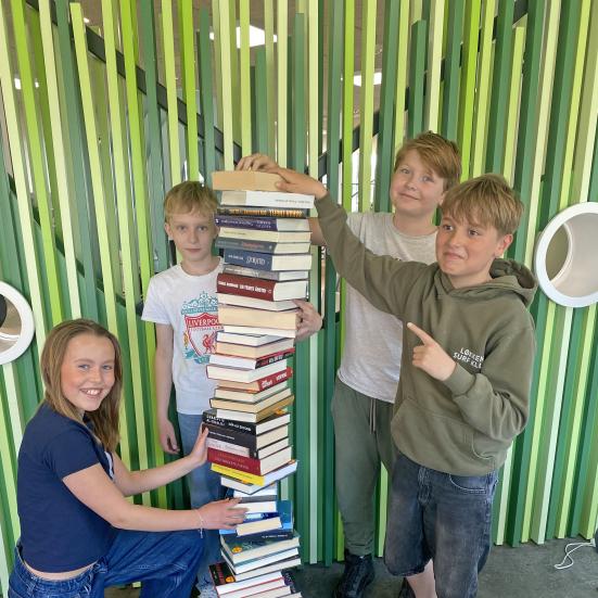Børn bygger bogtårn på Løkken Bibliotek