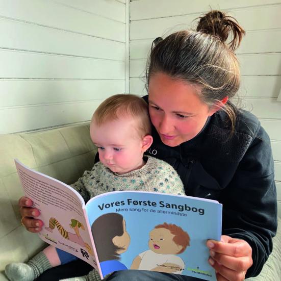 Billede af forsiden fra flyeren: "Syng dig glad med dit spædbarn"