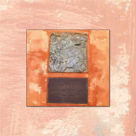 Mindeplade på Knuth Beckers hjem, Hjørring