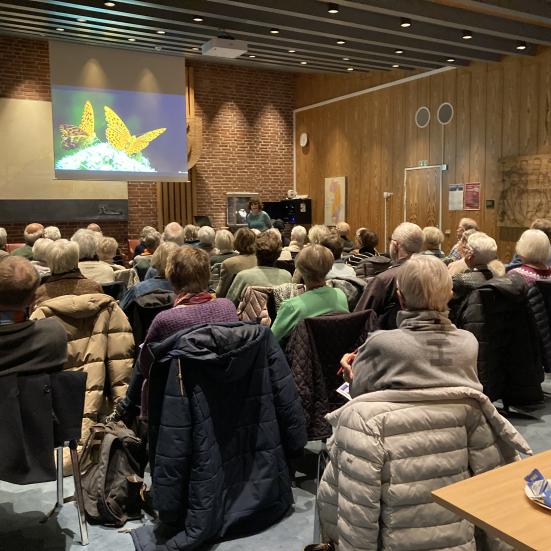 Liselotte Wiemer anbefaler bøger på Hirtshals Bibliotek