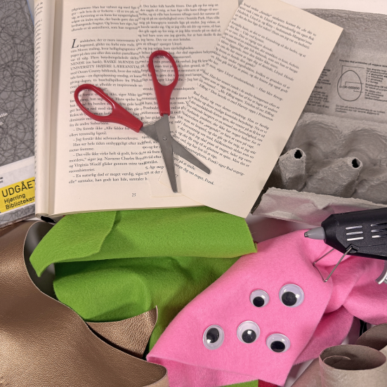 Billede af kreative materialer og brugte bøger