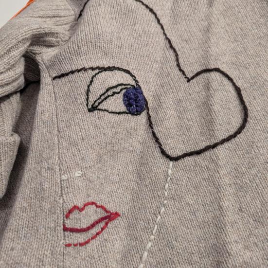 Billede af trøje med broderi