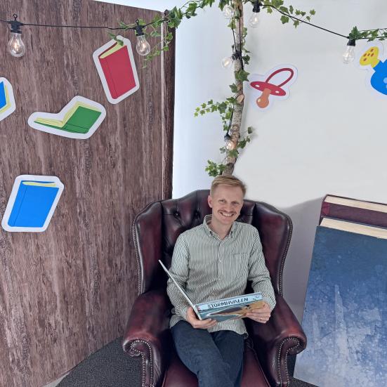 Mathias i hyggeligt læsehjørne på Hjørring Bibliotek