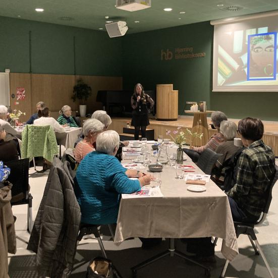 Billede fra bogcafé i Salen på Hjørring Bibliotek