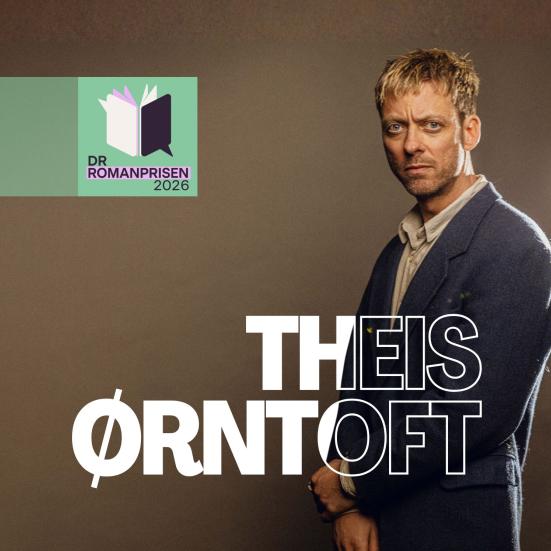 Portræt af Theis Ørntoft med DR Romanpris logo