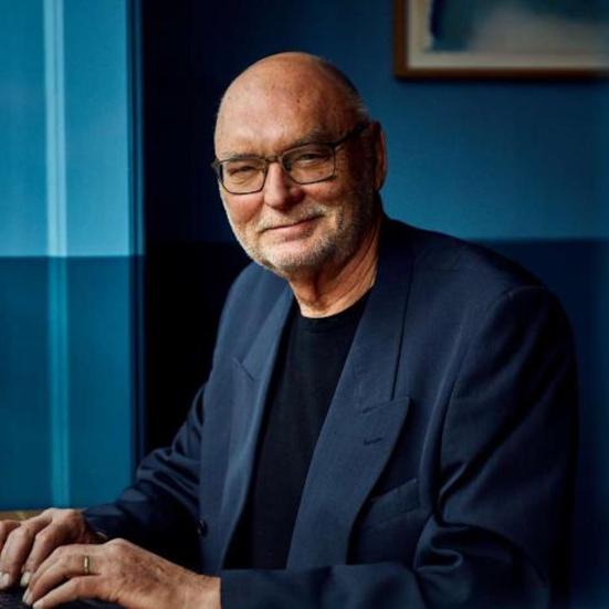 Forfatterportræt af Leif Davidsen, der sidder og skriver