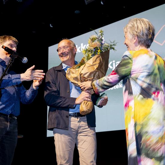 Prisvinderen Niels Krause-Kjær får blomster