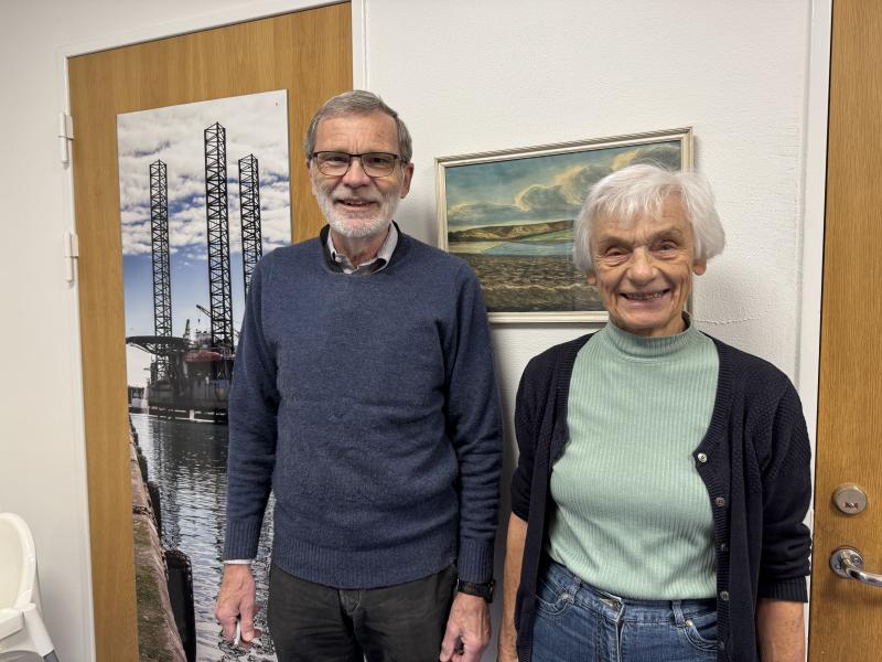 Formand for Lokalhistorisk Selskab for Hirtshals og omegn Jacob Madsen og arkivleder Sigrid Nedergaard. 