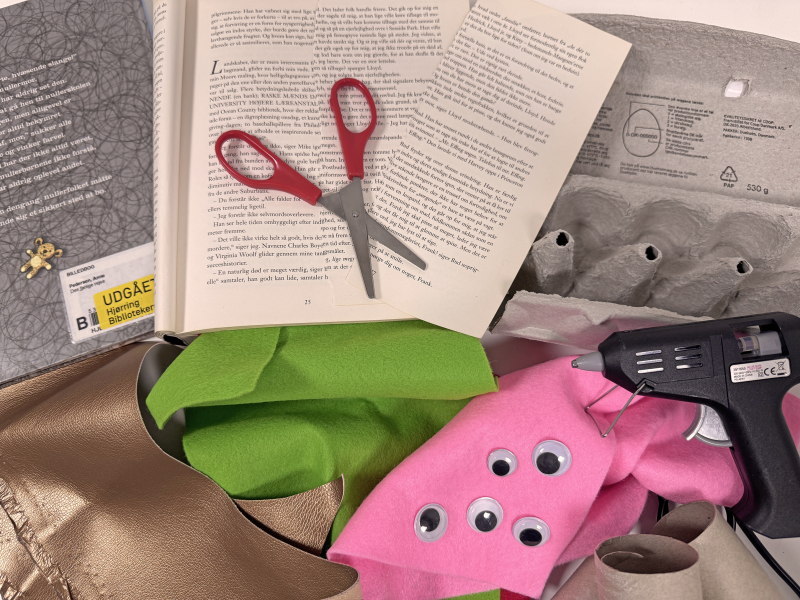 Billede af kreative materialer og brugte bøger