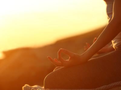 Billede fra Colourbox af en person i yogastilling