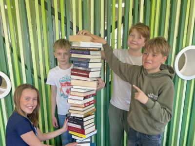 Børn bygger bogtårn på Løkken Bibliotek