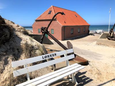 Billede af bænk ved Løkken strand