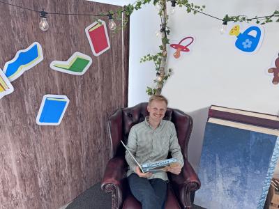 Mathias i hyggeligt læsehjørne på Hjørring Bibliotek