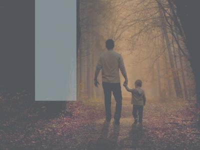 En far går gemmen skoven med sin søn