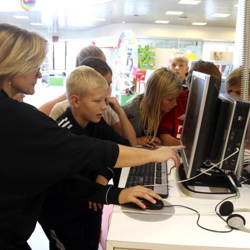 Billede fra Hjørring Bibliotek af børn ved computer