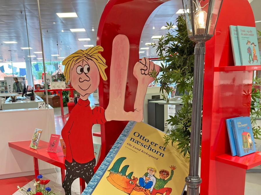 Gummi Tarzan ved indgangen på Hjørring Bibliotek