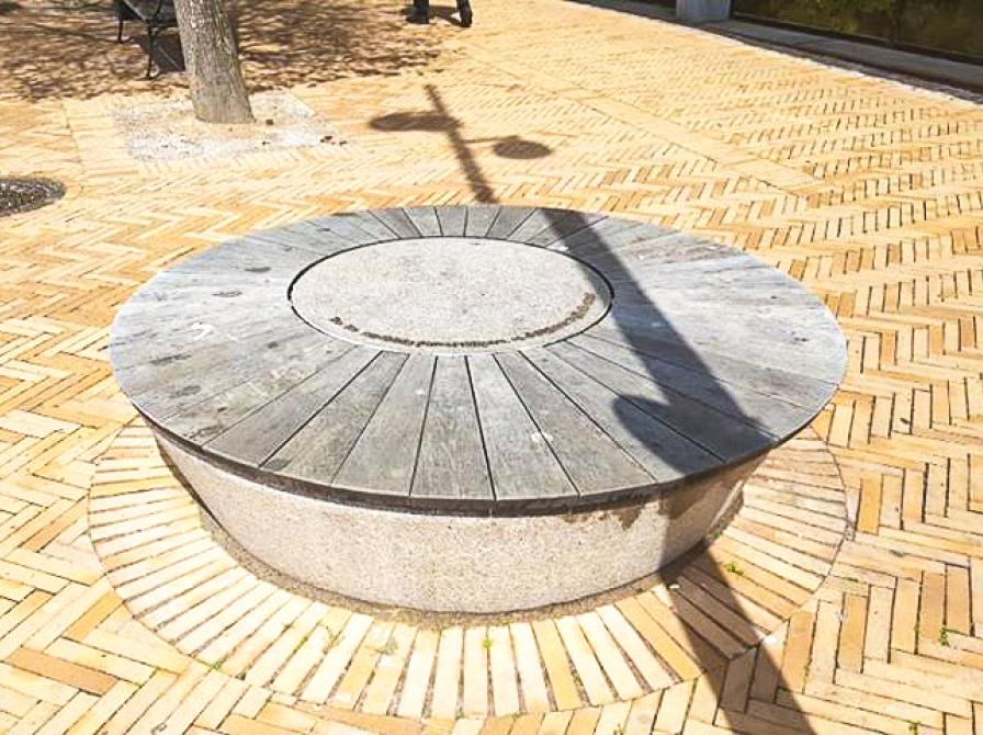 Granitbænk i Helsingborg med Pippi-citatet (foto: Alex Bergdahl, Helsingborg Bibliotek)