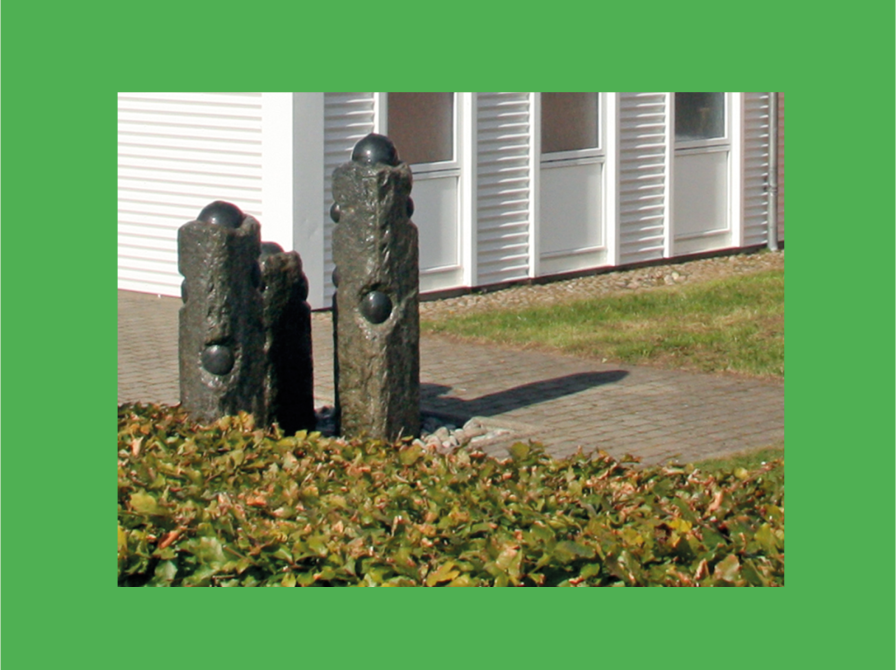 Billede af skulptur foran Sindal Bibliotek