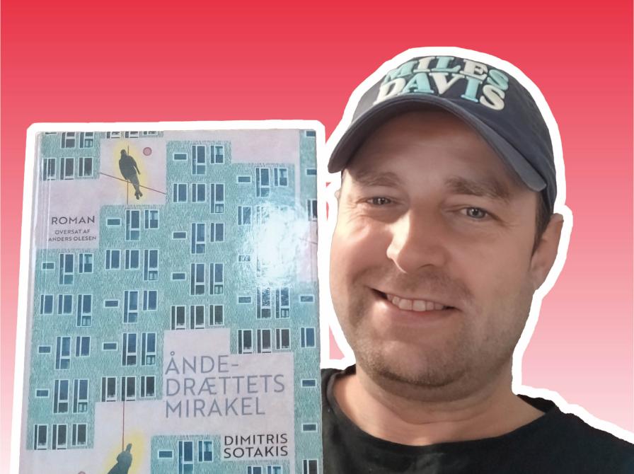 Bibliotekar Lars Simonsen med romanen "Åndedrættets mirakel"