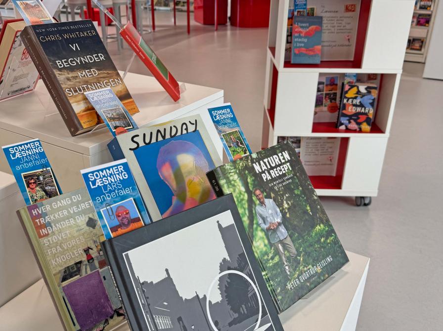 Personalet anbefaler sommerlæsning på Hjørring Bibliotek
