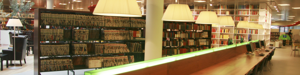 Langt mahognibord på Hjørring Bibliotek