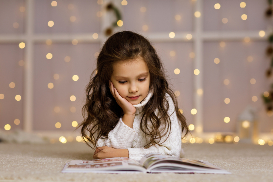 Pige læser julebog