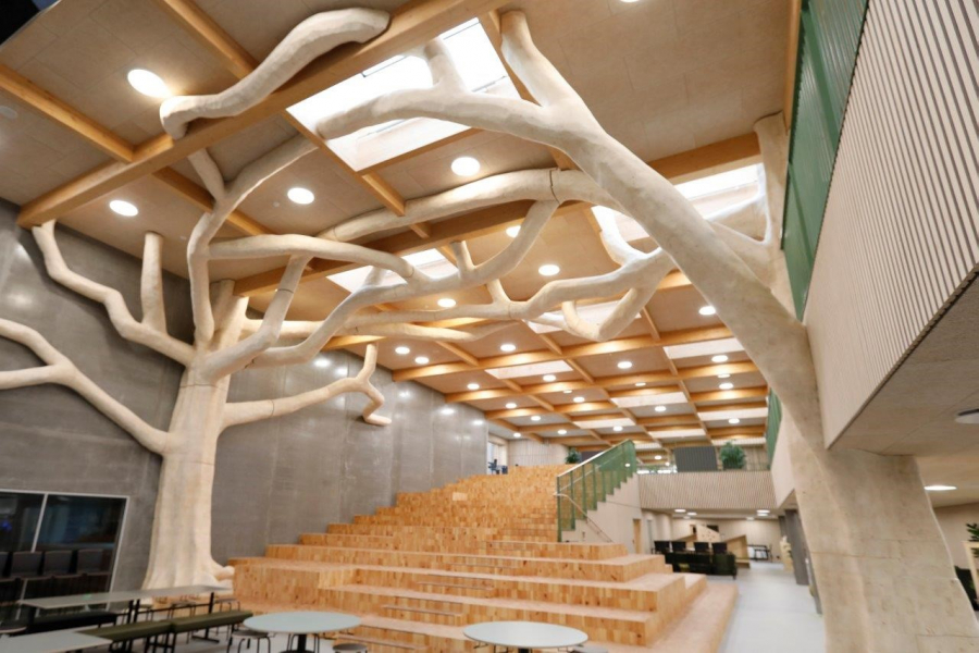 Vrå Bibliotek. Trappe og træ-dekoration