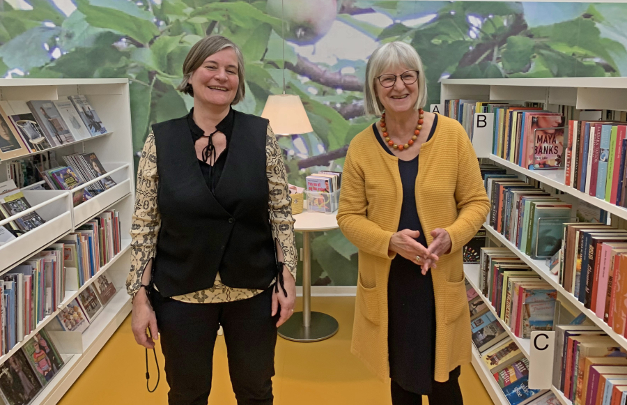 For nylig gav Kirsten Gundersen (th), bibliotekar i Sindal gennem 42 år, stafetten videre til Brit Gro-Nielsen, som fremover vil stå i spidsen for biblioteket.
