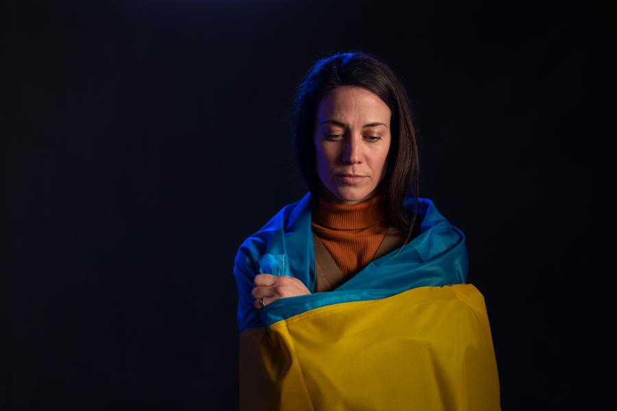 Kvinde med ukrainsk flag (colourbox)