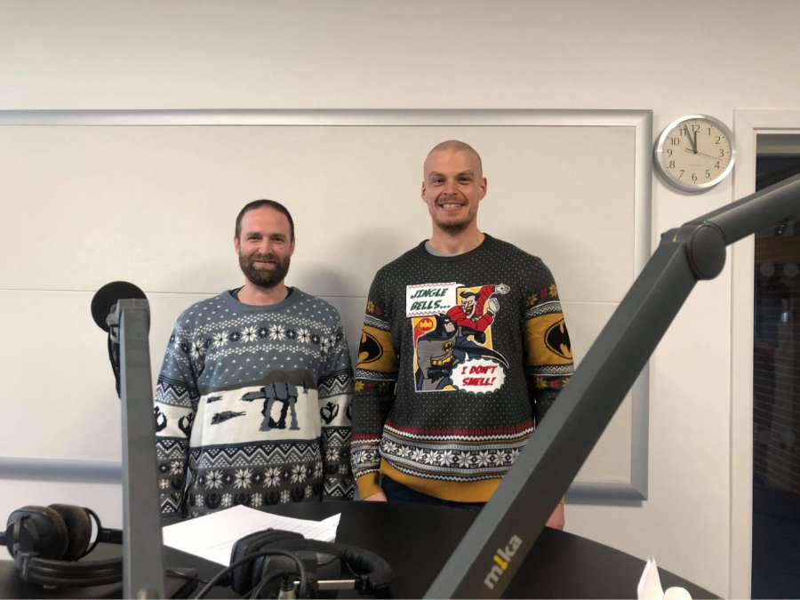To bibliotekarer i julesweatre på besøg hos Radio Skaga FM
