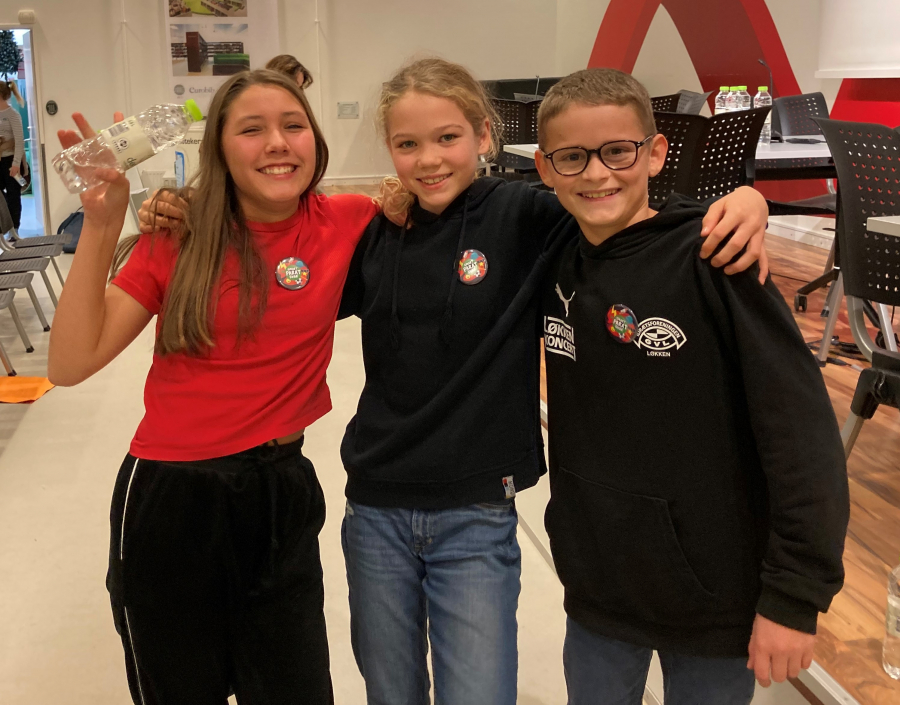 Noah og to af hans fire holdkammerater fra Løkken Skole havde så godt styr på viden og læsning, at de kom med helt til finalen i Smart Parat Svar på Hjørring Bibliotek den 1. december.